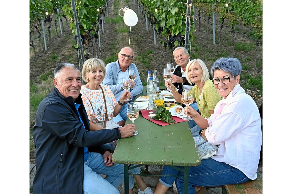 Auch Backnangs Stadtrat Rolf Hettich (dritter von links) genießt die Geselligkei...