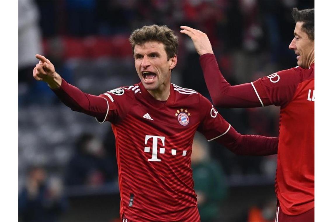 Lewandowski führt Bayern mit Hattrick-Show ins Viertelfinale Auch Bayern-Star Thomas Müller (l) trug sich zweimal in die Torschützenliste ein. Foto: Sven Hoppe/dpa