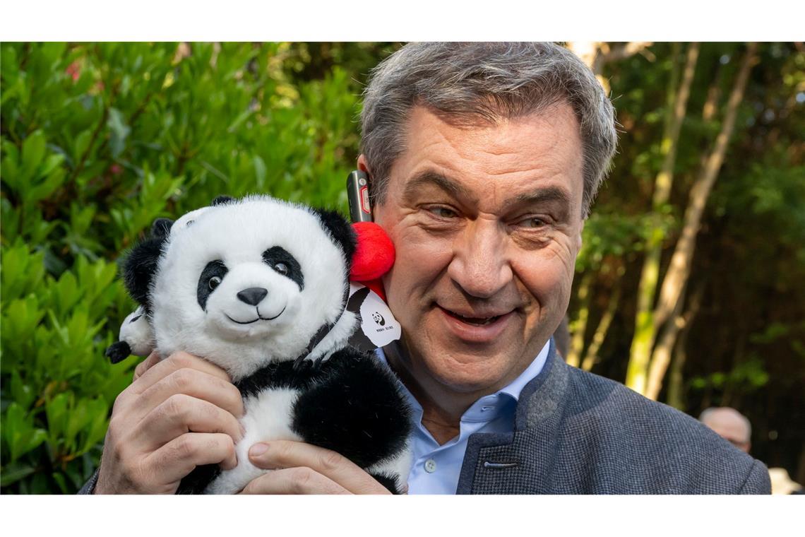 Auch Bayerns Ministerpräsident Markus Söder (r.) hat Gefallen an Pandas gefunden. (Archivbild)