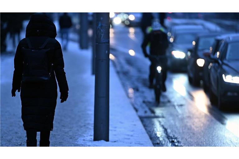 Auch Behinderungen im Straßen- und Bahnverkehr sind möglich. (Archivbild)