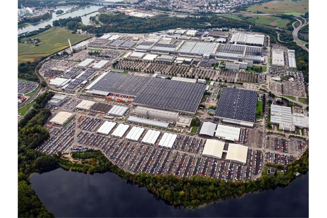 Chipkrise: Autobauer produzieren „auf Halde“ Auch bei der Daimler AG in Wörth wird auf Halde produziert. Foto: Uli Deck/dpa