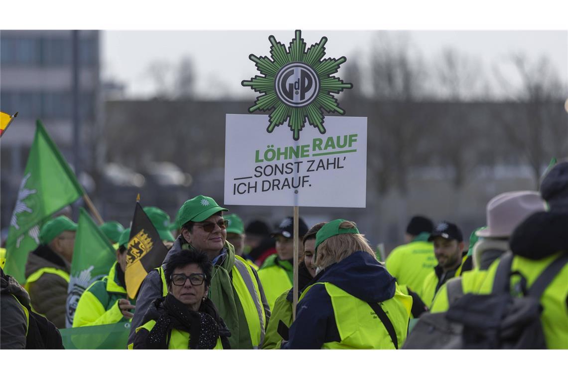 Auch bei der Polizei gibt es mehr Geld.