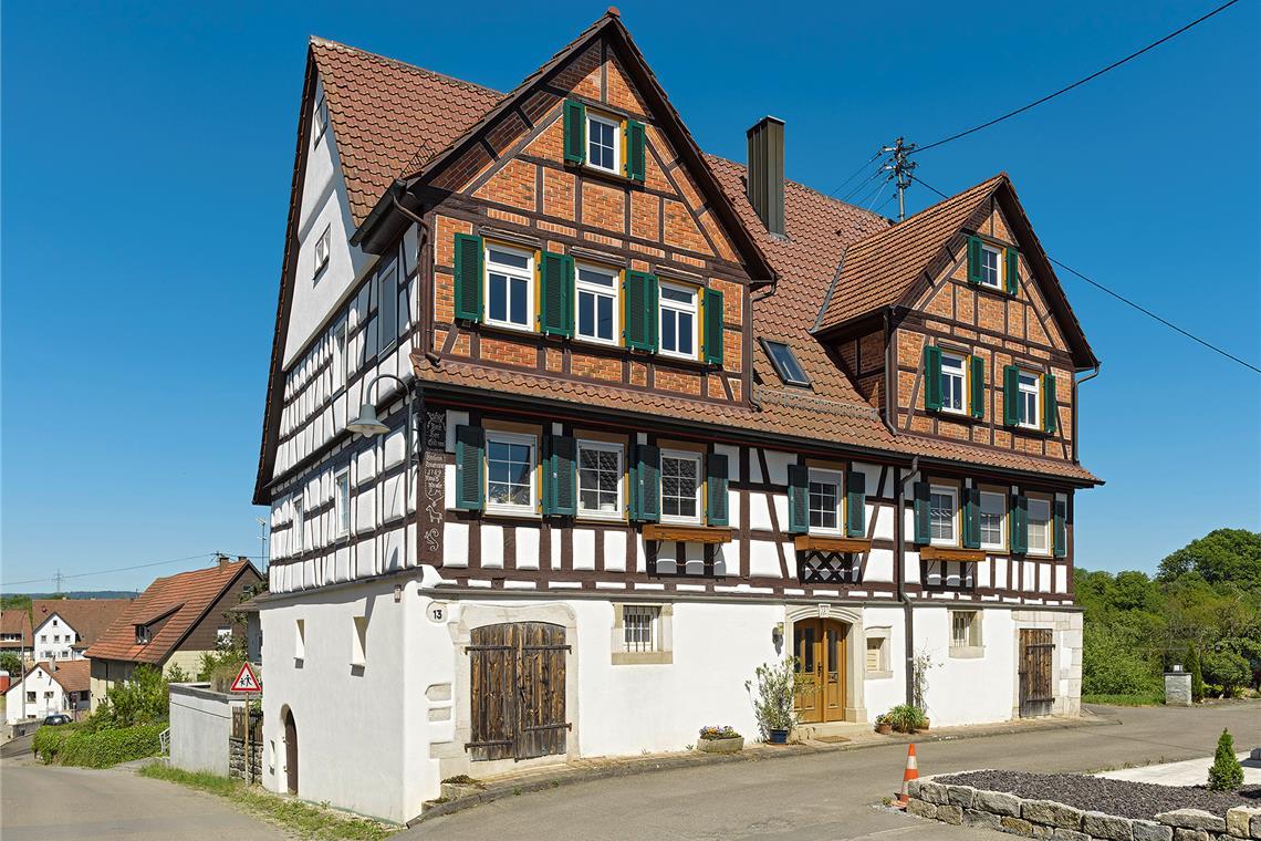 Die gebaute Geschichte Backnangs erleben Auch bei diesem Wohnstallhaus von 1789 in Mittelschöntal handelt es sich um ein Denkmal. Das Gebäude mit zwei Zwerchhäusern wurde laut der geschnitzten Inschrift vom Zimmermann David Krauter für Andreas und Barbara Baumann errichtet. Foto: Bernhard J. Lattner