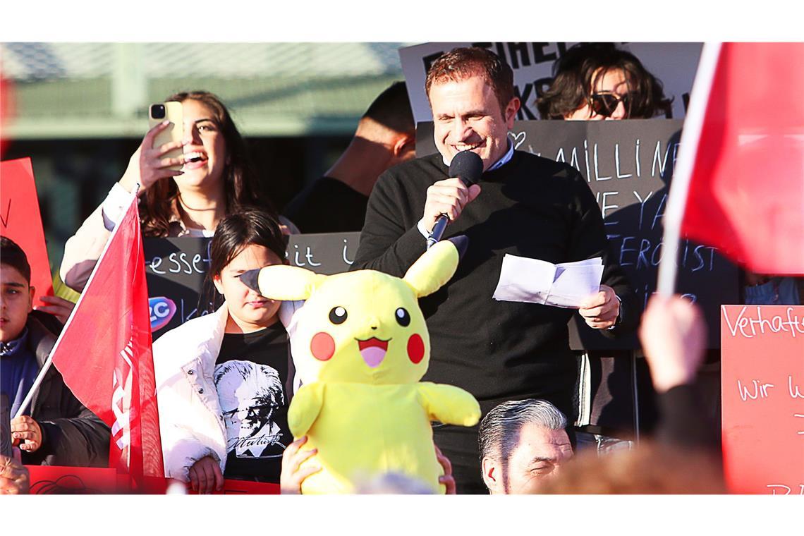 Warum Pikachu für den Widerstand gegen Erdogan steht Auch bei einer Kundgebung in Mannheim war das gelbe Pokémon Pikachu zu sehen.