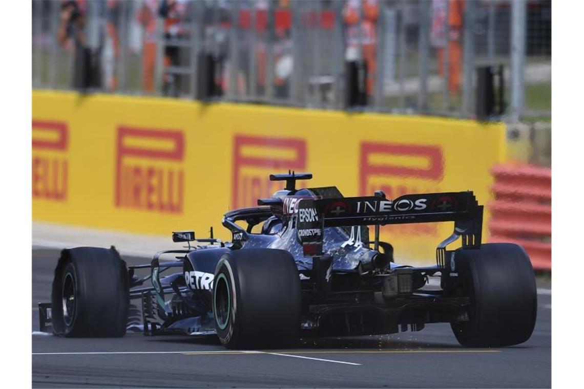 Auch bei Formel-1-Weltmeister Lewis Hamilton war ein Reifen geplatzt. Foto: Ben Stansall/Pool AFP/AP/dpa