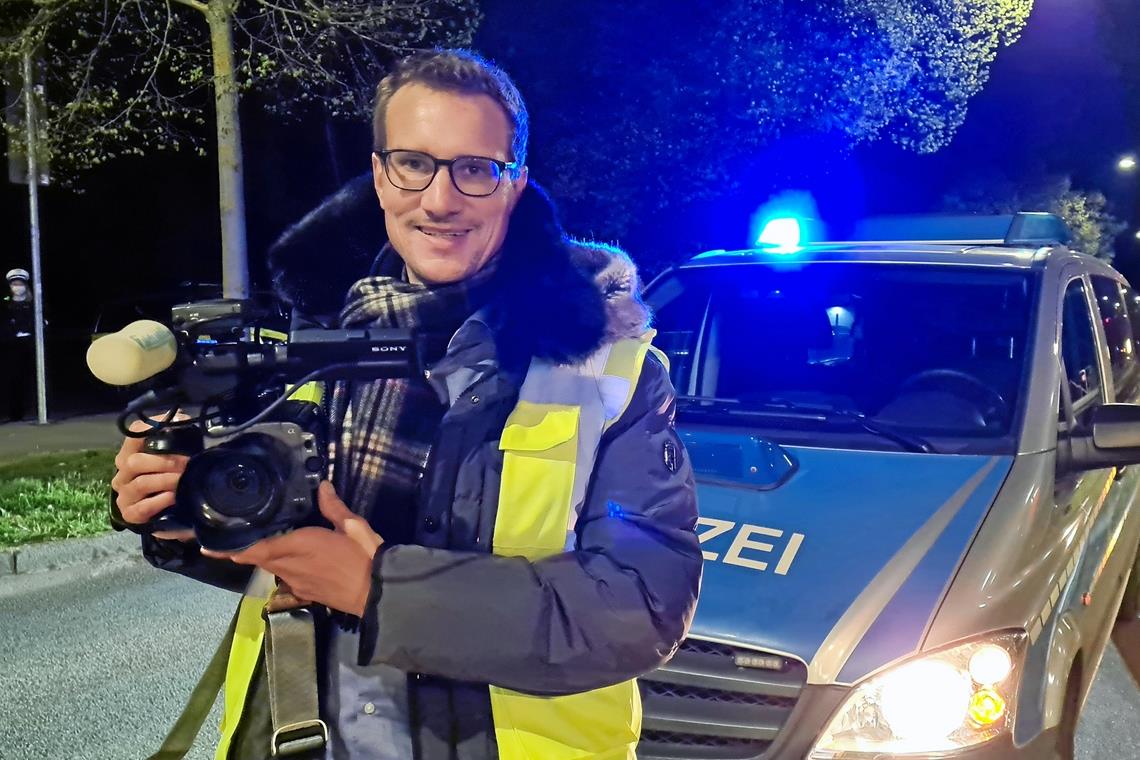 „Es hat immer mit Leid zu tun“ Auch bei Polizeikontrollen, hier während der Ausgangsbeschränkungen im Lockdown, filmt und fotografiert Oskar Eyb. Foto: 7aktuell.de/S. Adomat