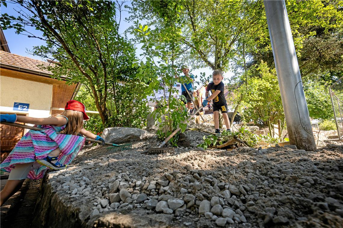 Auch bei schweren Arbeiten helfen die Kinder, zum Beispiel verteilen sie Schotter. Fotos: Alexander Becher