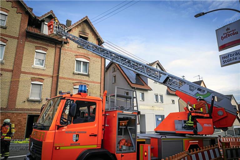 Auch beim Dachstuhlbrand in der Aspacher Straße in Backnang im Frühjahr waren viele Feuerwehrleute im Einsatz. Foto: Alexander Becher
