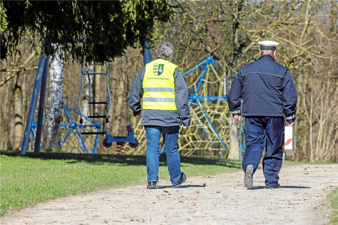 Auch beim Kontrollgang auf dem menschenleeren Spielplatz halten Bernd Bracher und Gabor Havasi Abstand zueinander. Foto: A. Becher