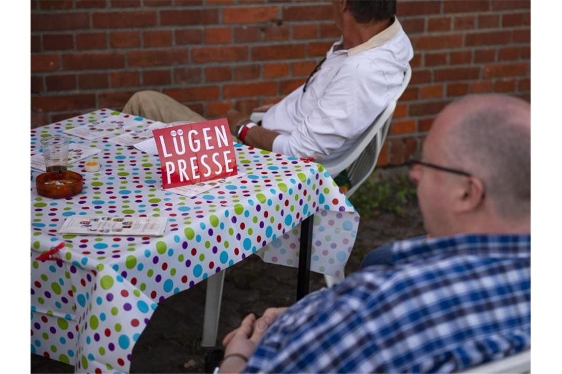 Urteil: NPD-Demo gegen kritische Journalisten ist zulässig Auch beim Neonazi-Festival „Schild und Schwert“ in Sachsen vertreten: die „Lügenpresse“. Foto: Nils Holgerson/zb/dpa