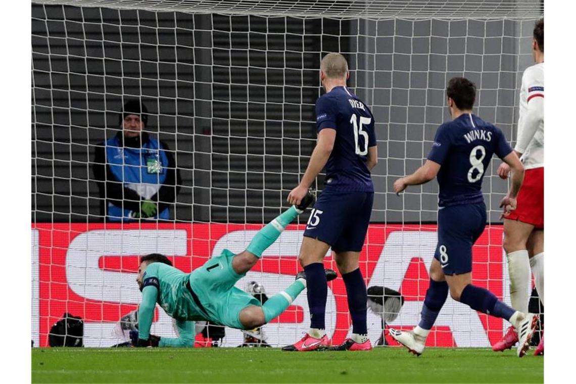 Viertelfinale perfekt: RB Leipzig lässt Spurs keine Chance Auch beim Sabitzers 2:0 war Tottenham Keeper Hugo Lloris (l) machtlos. Foto: Michael Sohn/AP/dpa
