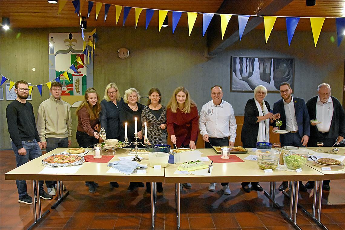 Auch beim sogenannten Dîner amical engagieren sich zahlreiche Helfer aus dem (erweiterten) Vorstand für die Partnerschaft (von links): Fabian und Julian Gutermuth, Elisa Bader, Sandra Gutermuth, Christel Pabst, Kristin Jans, Yvonne Bader, Timo Gutermuth, Ulrike Rückert, Kai-Uwe Ernst und Dieter Seiter. Es fehlen Dieter Kaske und Isabella Seiter. Foto: Tobias Sellmaier