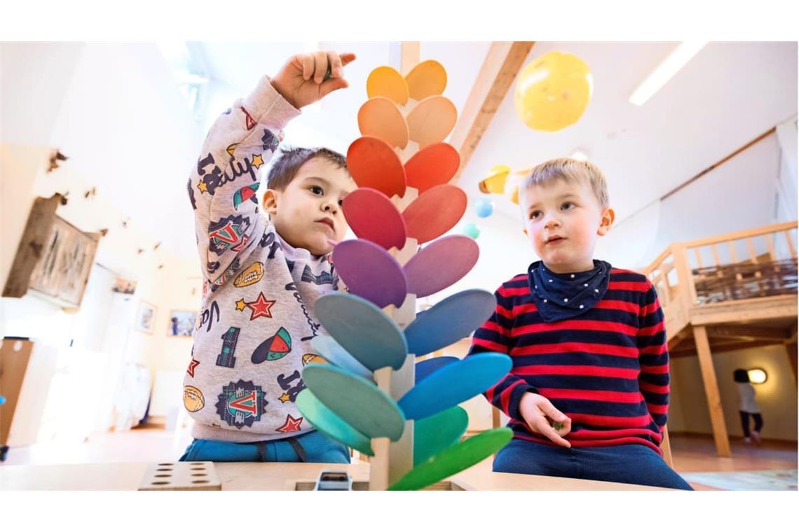Auch beim Spiel mit der Murmelbahn erkunden Kinder ein stückweit die Welt.