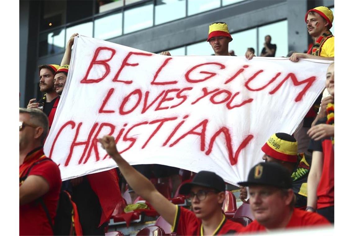 Auch belgische Fans applaudieren zu Ehren von Eriksen. Foto: Wolfgang Rattay/Reuters Pool/AP/dpa