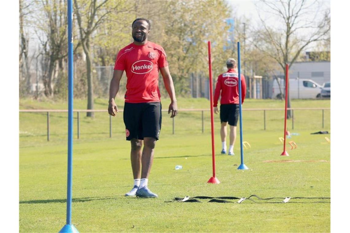 Auch Bernard Tekpetey (l) trainiert in einer Kleingruppe mit Fortuna Düsseldorf wieder auf dem Platz. Foto: Fortuna Düsseldorf/Fortuna Düsseldorf 1895 e.V./dpa