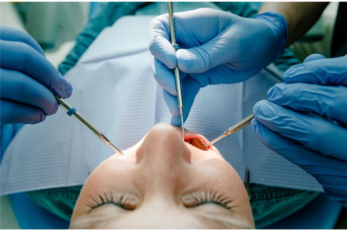 Auch bewährte Hausmittel können vorübergehend Linderung verschaffen – etwa ein Eiswickel an der Wange, oder man betupft den betroffenen Zahn mit Gewürznelkenöl.