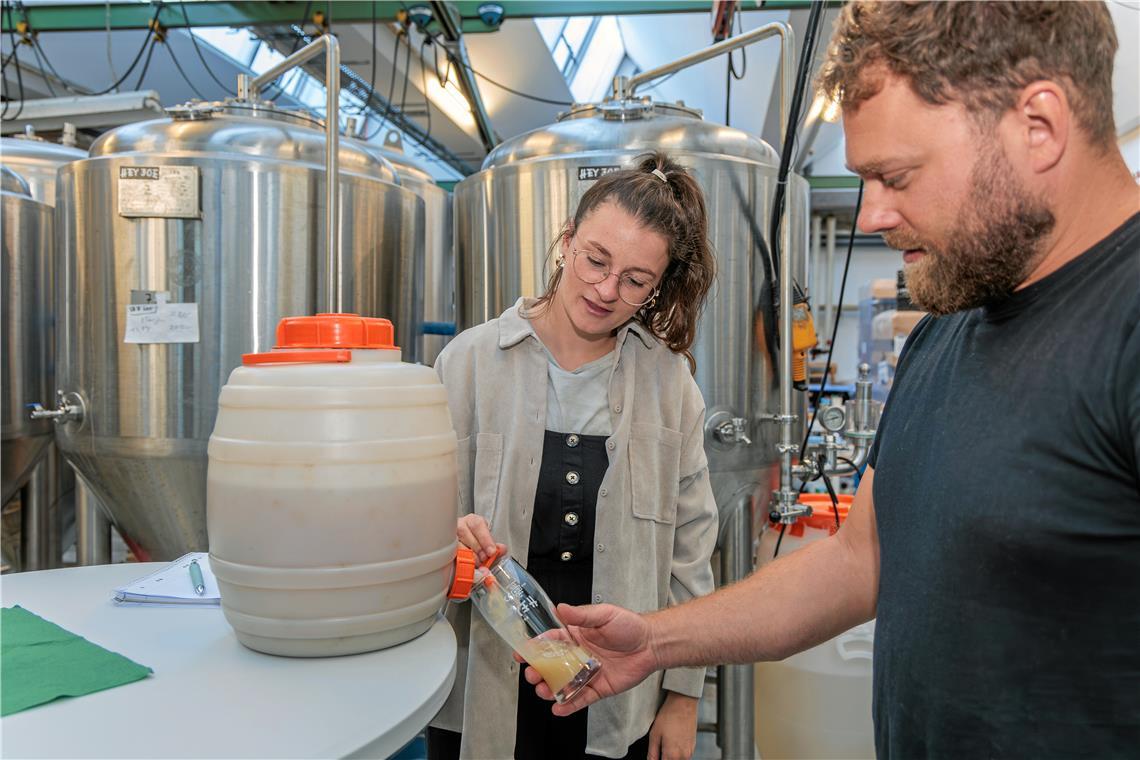 Von der Idee zum selbst gebrauten Bier Auch Bierbrauer Thomas Szasz von der Craftbeer-Brauerei „Hey Joe“ in Murrhardt probiert den „edlen“ Tropfen. Foto: Stefan Bossow