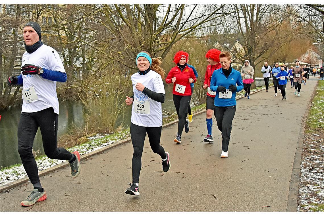 Auch BKZ-Redakteurin Kristin Doberer absolviert den Hauptlauf mit einem Lächeln....