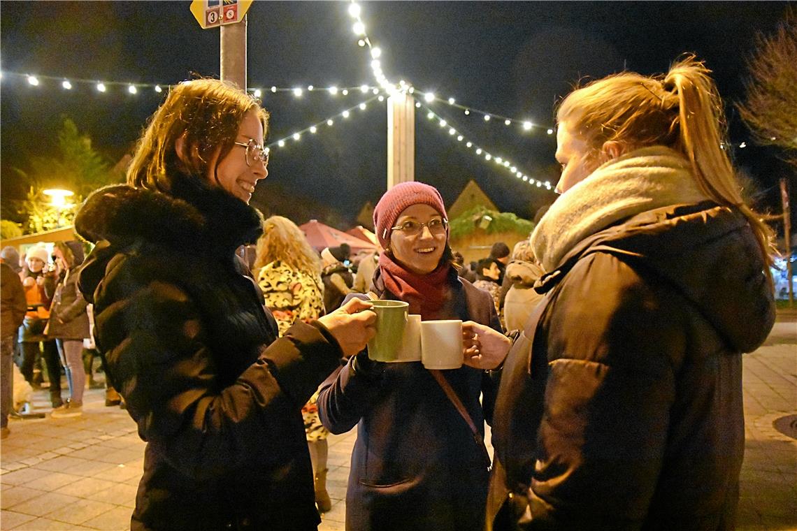 Auch Bürgermeisterin Patrizia Rall (Mitte) gönnt sich einen Punsch auf dem Weihn...