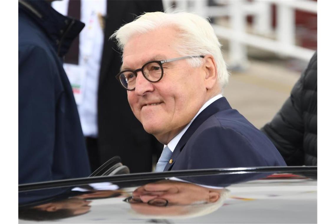 Merkel fordert Bekenntnis zur Eigenverantwortung Auch Bundespräsident Frank-Walter Steinmeier ist bei der zentralen Feier zum Tag der Deutschen Einheit dabei. Foto: Carsten Rehder/dpa