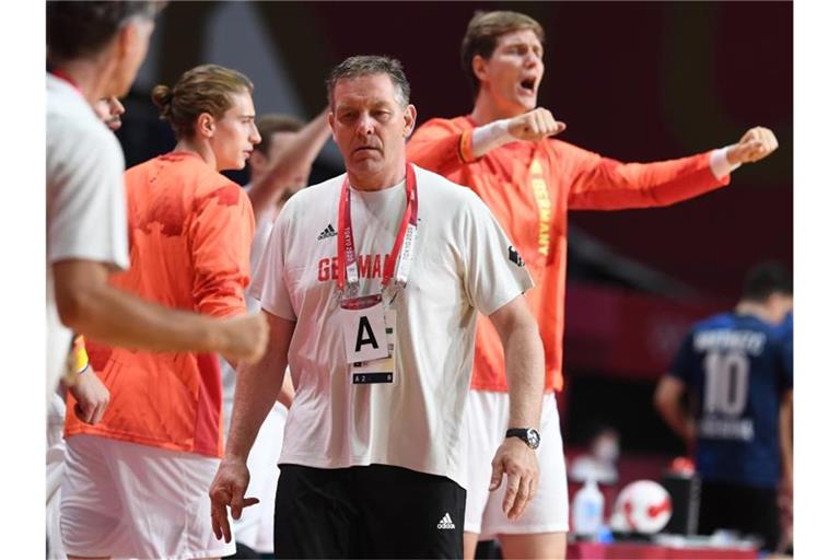 Auch Bundestrainer Alfred Gislason ist nach dem Sieg erleichtert. Foto: Swen Pförtner/dpa