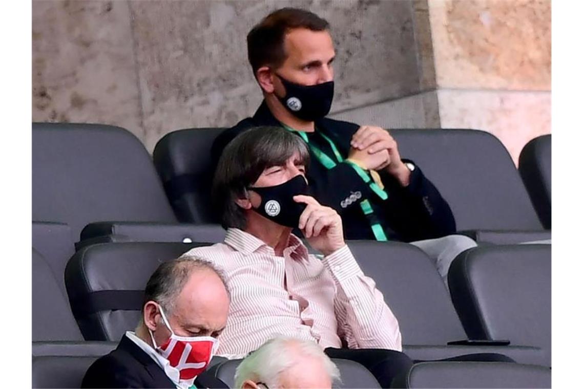 FC Bayern krönt sich gegen Leverkusen zum Doublesieger Auch Bundestrainer Joachim Löw verfolgte mit Abstand das Endspiel. Foto: Robert Michael/dpa-Zentralbild/Pool/dpa