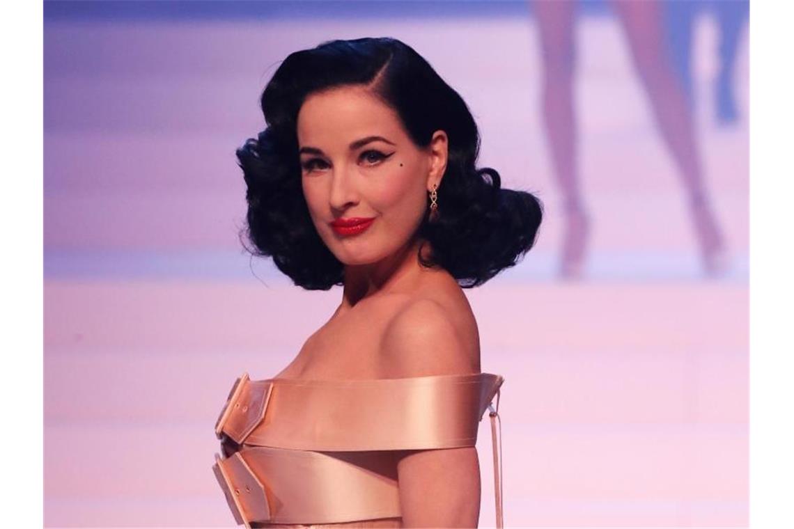 Auch Burlesque-Tänzerin Dita von Teese war Teil der Show. Foto: Francois Mori/AP/dpa