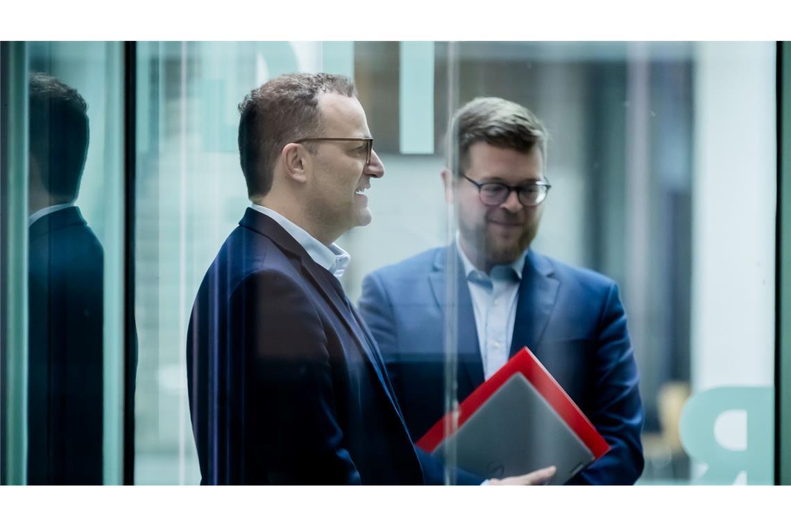 Koalitionsverhandler beraten knapp fünf Stunden Auch CDU-Vize Jens Spahn kam ins Willy-Brandt-Haus.