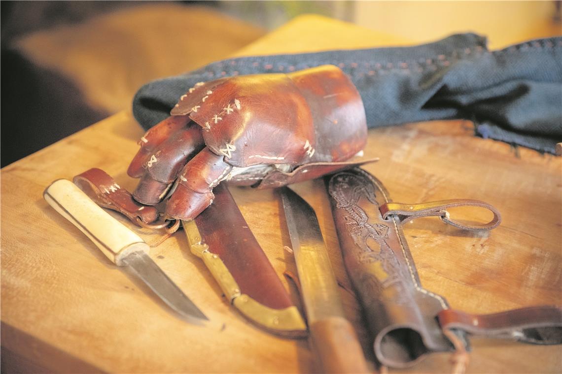 Auch Claus Dücker ist vielseitig handwerklich aktiv. Einer alten Messerklinge hat er einen Griff aus Rinderknochen verpasst, den Schutzhandschuh aus Leder hat er ebenfalls selbst gefertigt.