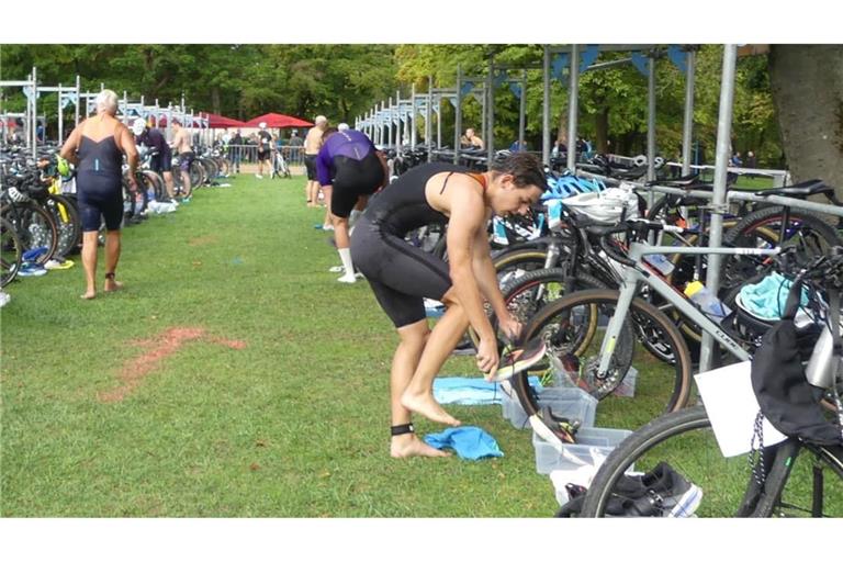 Auch das fachgerechte und vor allem schnelle Umziehen beim Triathlon will gelernt sein.