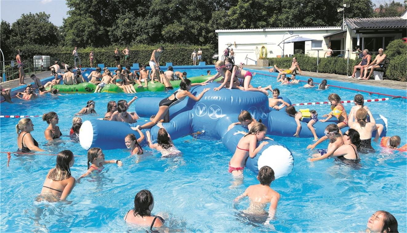 „Bester Sommer seit zehn Jahren“ Auch das Freibad in Erbstetten war in diesem Sommer oft proppenvoll. Foto: J. Fiedler