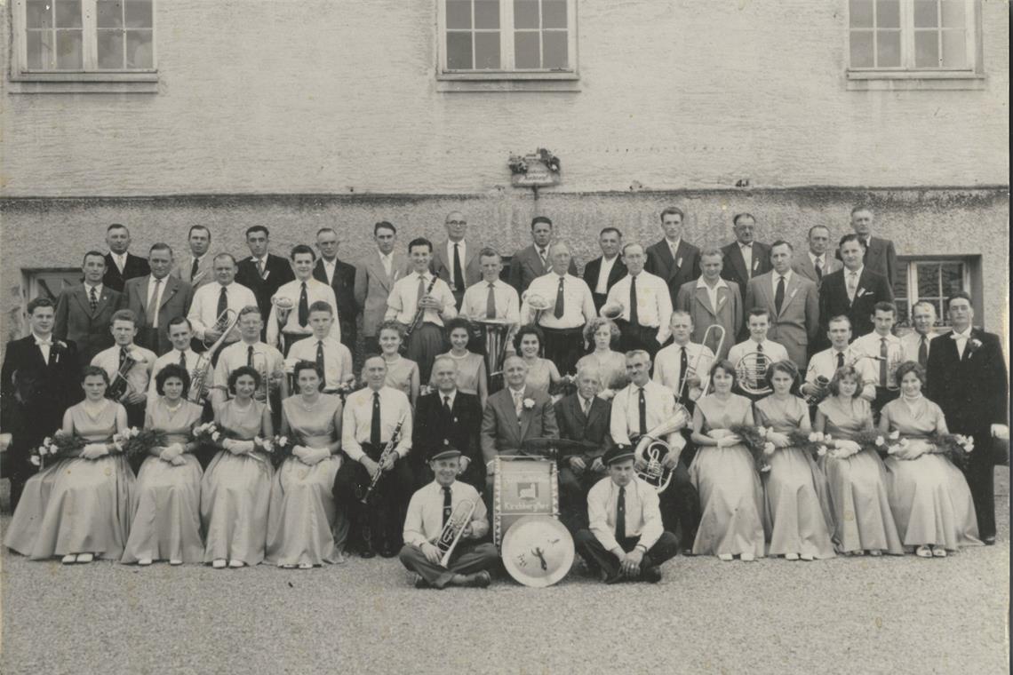 Kirchberger Musikverein feiert 100. Geburtstag Auch das Gruppenbild aus dem Jahr 1958 zeigt die wachsende Beliebtheit des Vereins.
