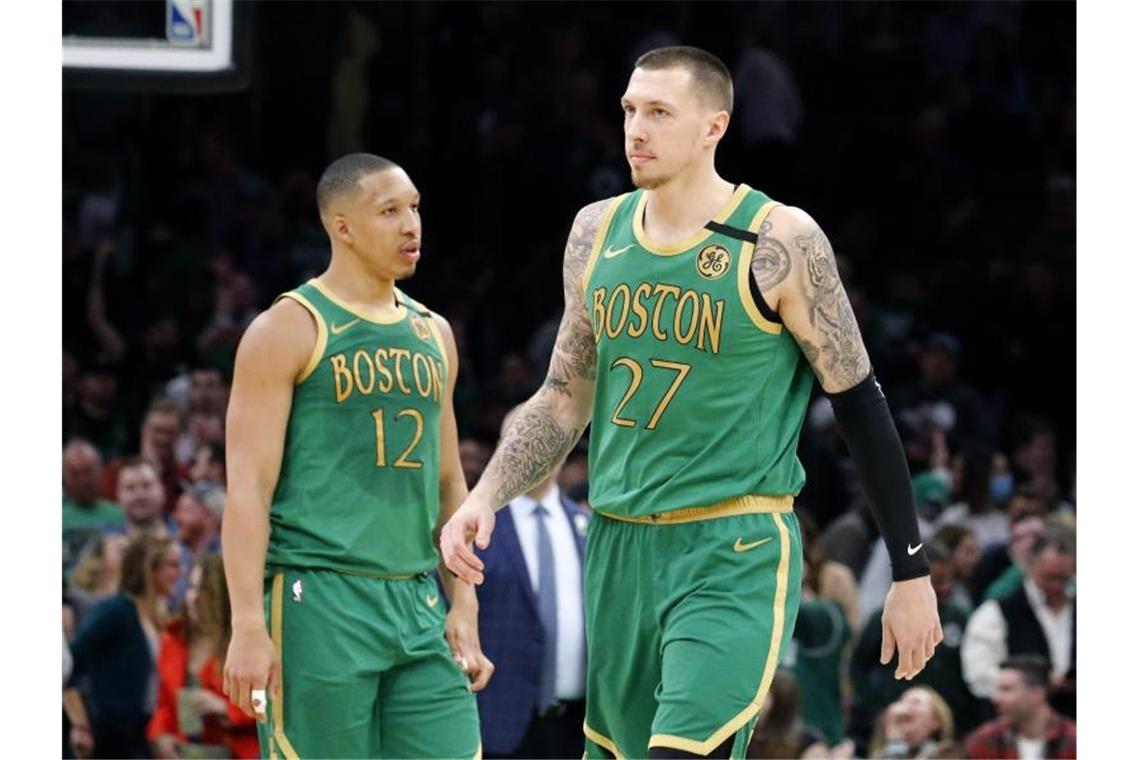 Auch das NBA-Team von Daniel Theis (r) meldet Corona-Fälle. Foto: Mary Schwalm/AP/dpa