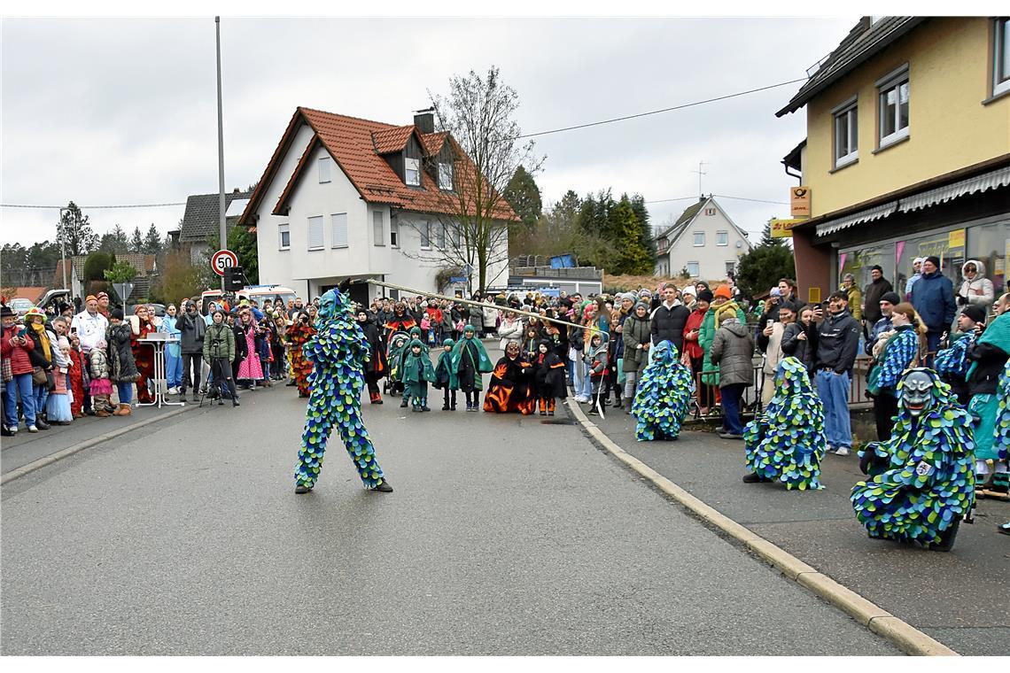 Auch das Peitschenknallen hat an Fasching Tradition. Narrenwochenende in Althütt...