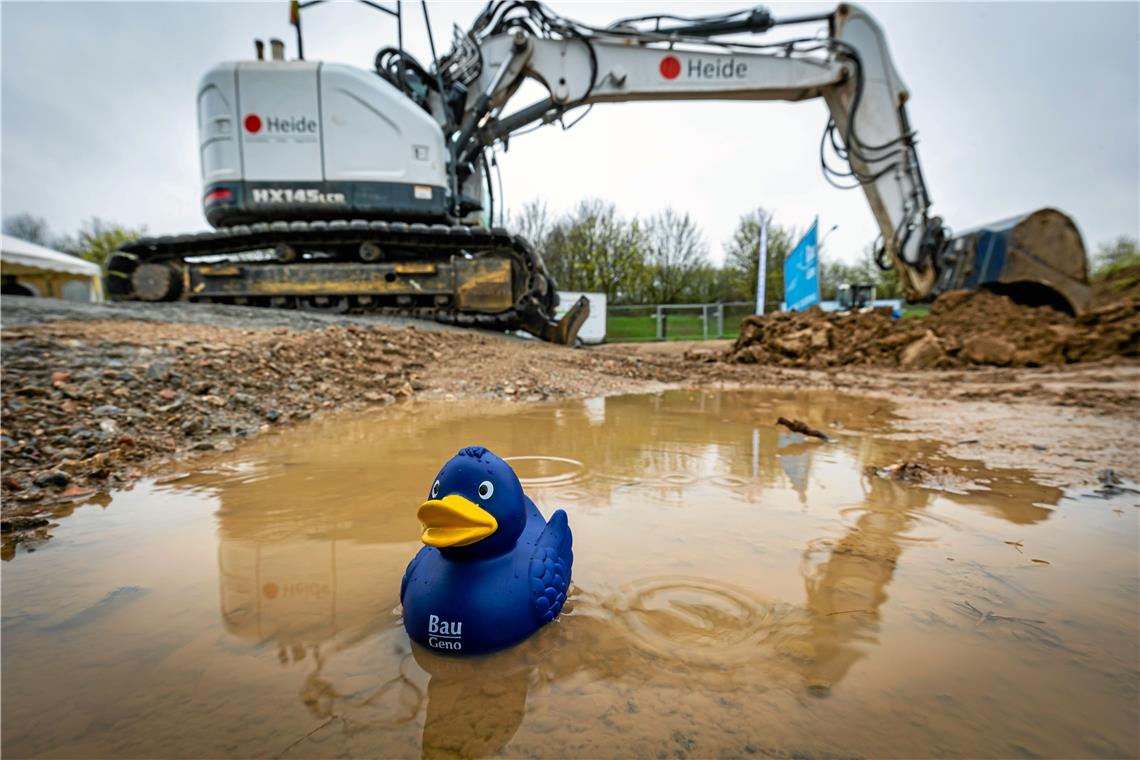 Startschuss für 50 neue Mietwohnungen Auch das Regenwetter konnte den Baustart des Quartiers am Dresdener Ring/Rietenauer Weg nicht vermiesen. Foto: A. Becher