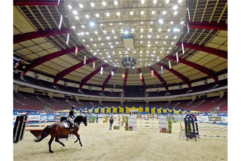 Auch das Reitturnier in der Dortmunder Westfalenhalle wurde nach einige Zögern wegen der Corona-Krise abgebrochen. Foto: Caroline Seidel/dpa