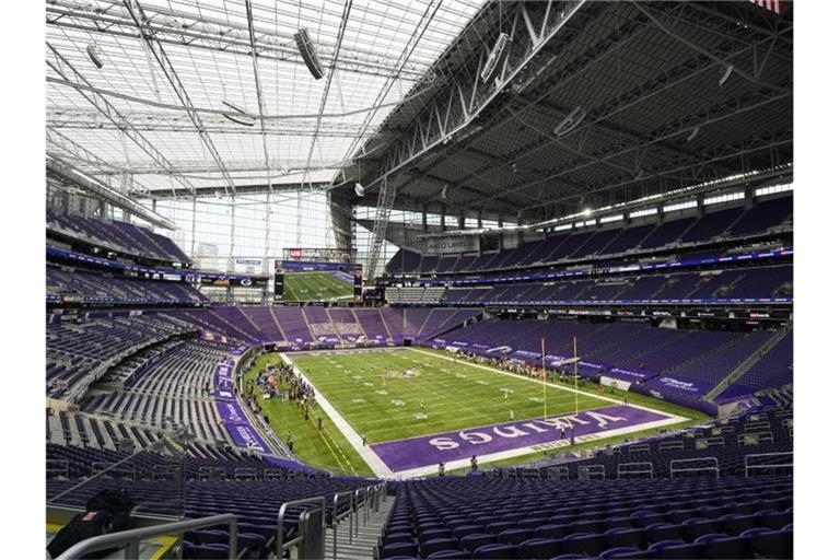 Auch das Spiel der Vikings gegen die Packers wurde mit der inoffiziellen Hymne der Schwarzen „Lift every voice and sing“ eingeläutet. Foto: Charlie Neibergall/AP/dpa