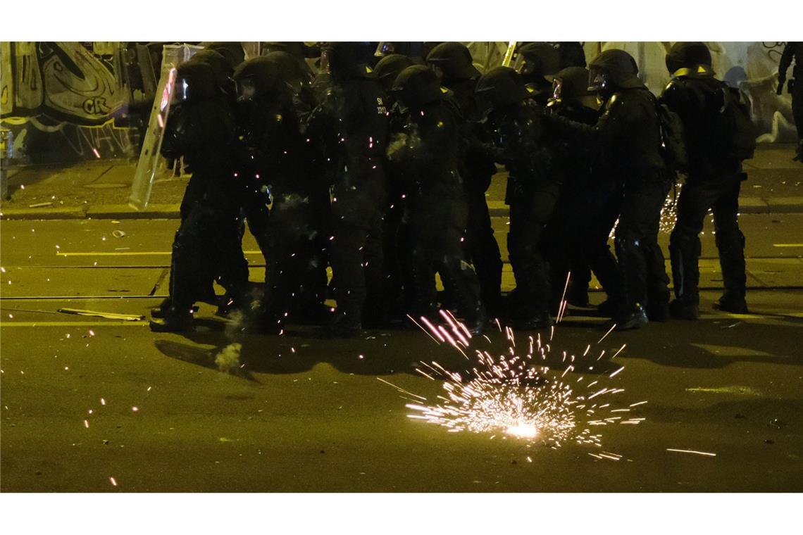 Böller-Tote und Angriffe auf Einsatzkräfte zum Jahresstart Auch das war Silvester: Angriffe auf die Polizei wie hier in Leipzig.