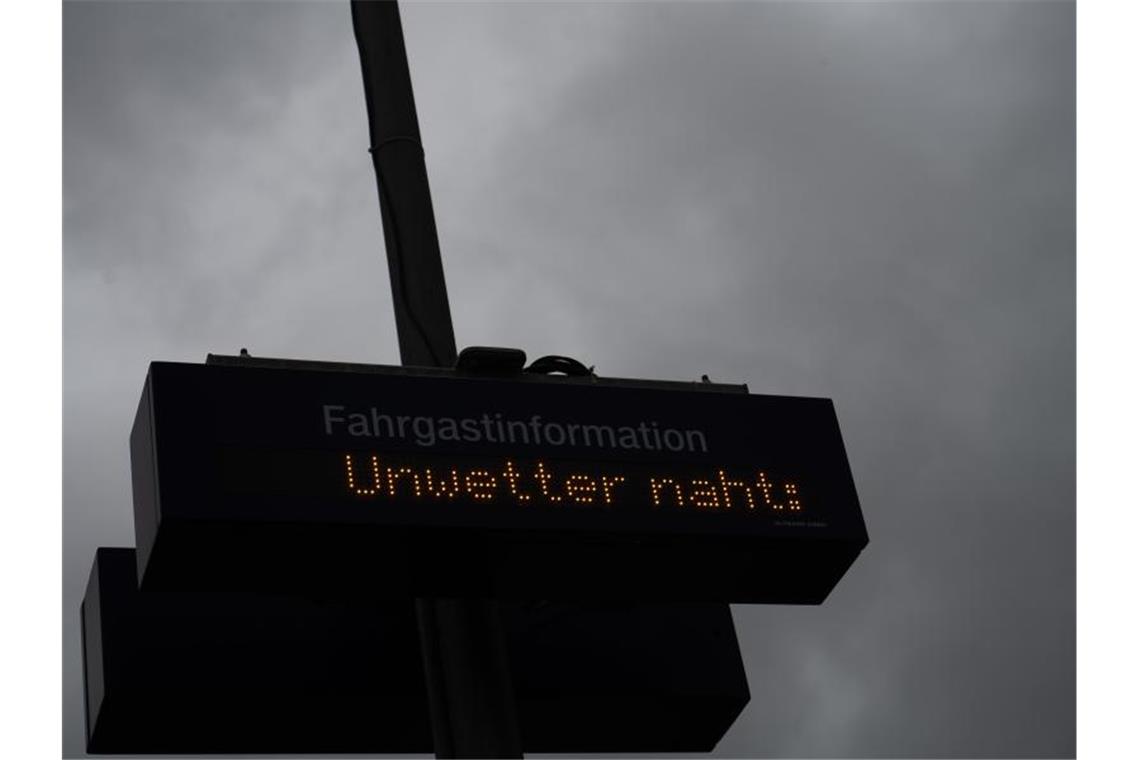Auch den Bahnverkehr hat der Sturm durcheinander gewirbelt. Mit Tief "Ignatz" zieht der erste starke Herbststurm des Jahres über Deutschland. Foto: Sebastian Gollnow/dpa