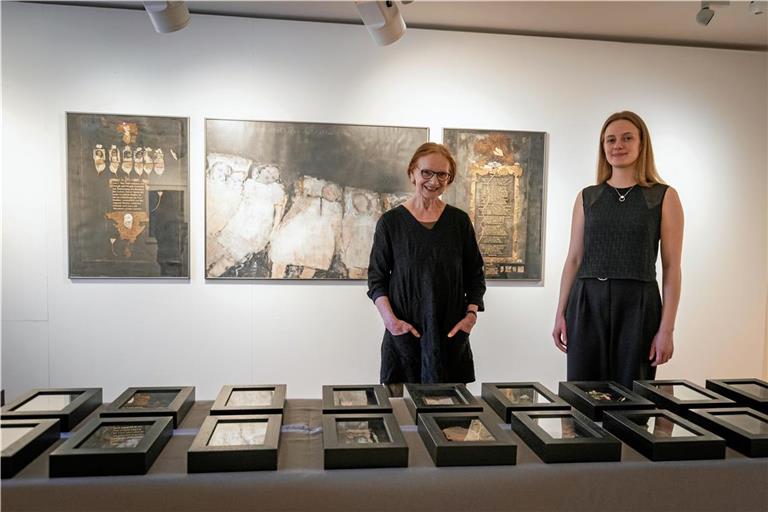 Auch den Kindern der Täter gibt Mechtild Schöllkopf-Horlacher (links) ein Gesicht. Das große Bild im Hintergrund zeigt die 1945 ermordeten Kinder von Joseph Goebbels. Die Bildkästen vorne sind den 44 jüdischen Waisenkindern gewidmet, die 1944 aus dem französischen Izieu nach Auschwitz deportiert wurden. Salwija Hund (rechts) vom Heimat- und Kunstverein hat die Ausstellung kuratiert. Fotos: Alexander Becher
