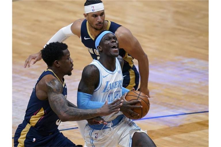 Auch Dennis Schröder (M.) konnte die Niederlage der Lakers nicht verhindern. Foto: Gerald Herbert/AP/dpa