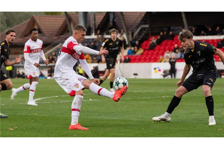 Auch der 18-jährige VfB-Youngster Enis Redzepi hat gegen Aachen eine Torchance – doch am Ende siegen die Gäste.