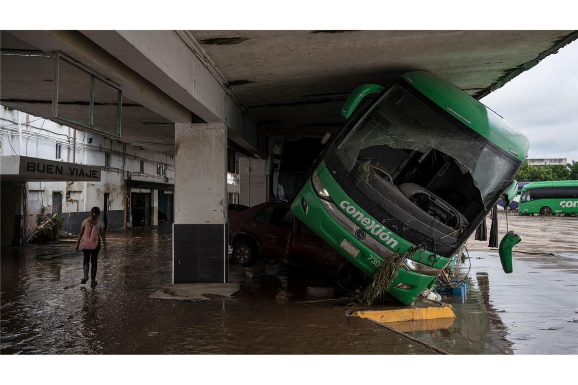 Unwetter in Mexiko: Mehr als 40 Tote und viele Vermisste Auch der Busbahnhof der Stadt Poza Rica im Bundesstaat Veracruz stand unter Wasser.