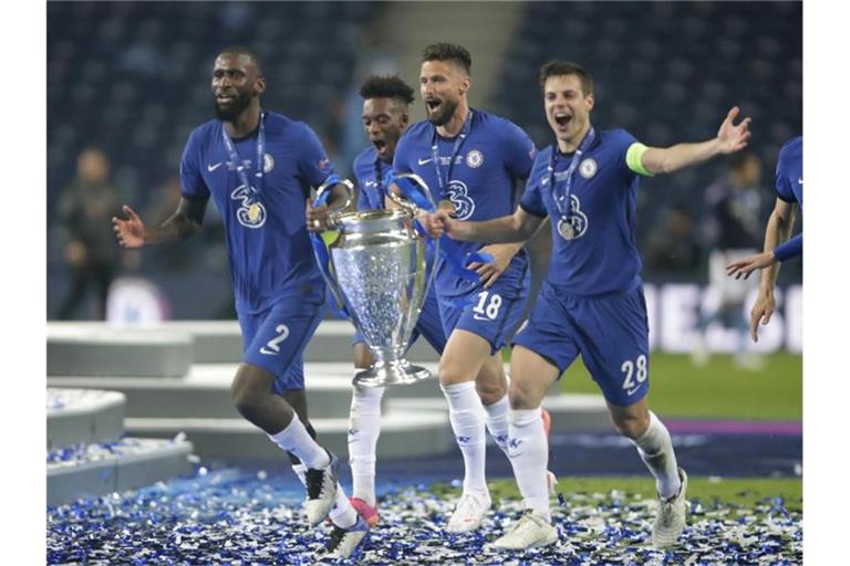 Auch der deutsche Abwehrspieler Antonio Rüdiger (l) feierte den Sieg mit den Teamkollegen. Foto: Manu Fernandez/POOL AP/dpa