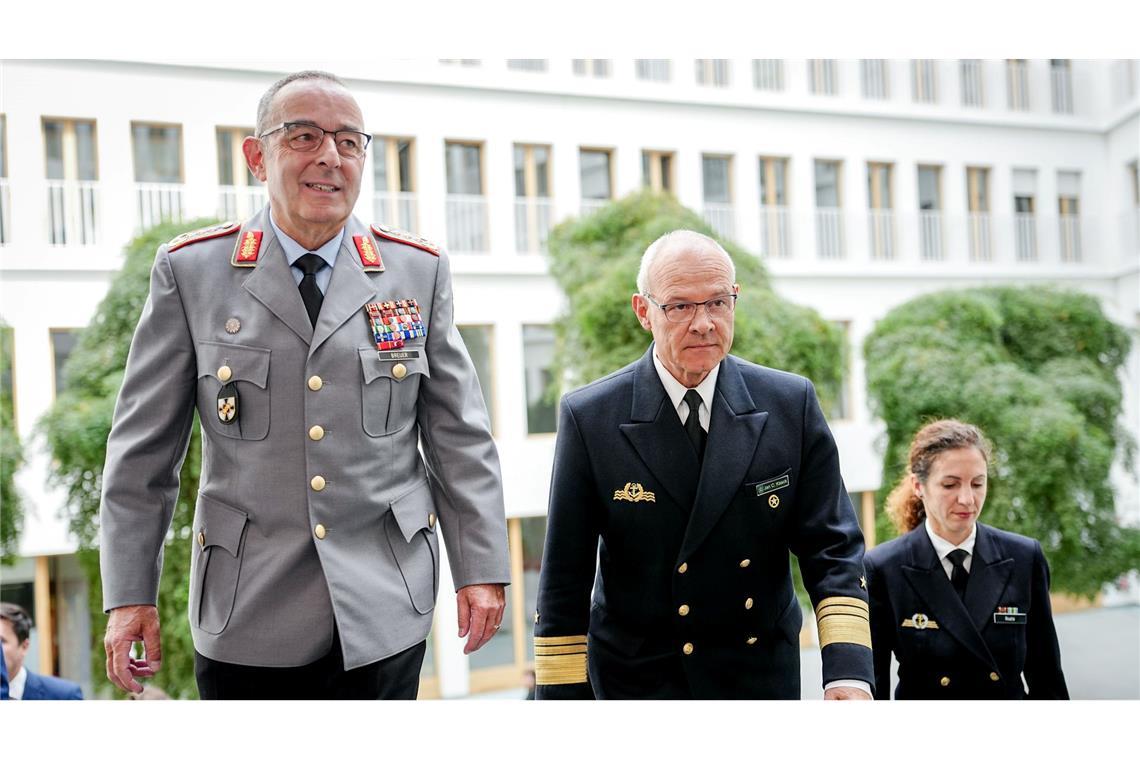 Flug mit von der Leyen gestört - keine Ermittlungen Auch der deutsche Top-General Carsten Breuer (l) war schon von GPS-Jamming betroffen.