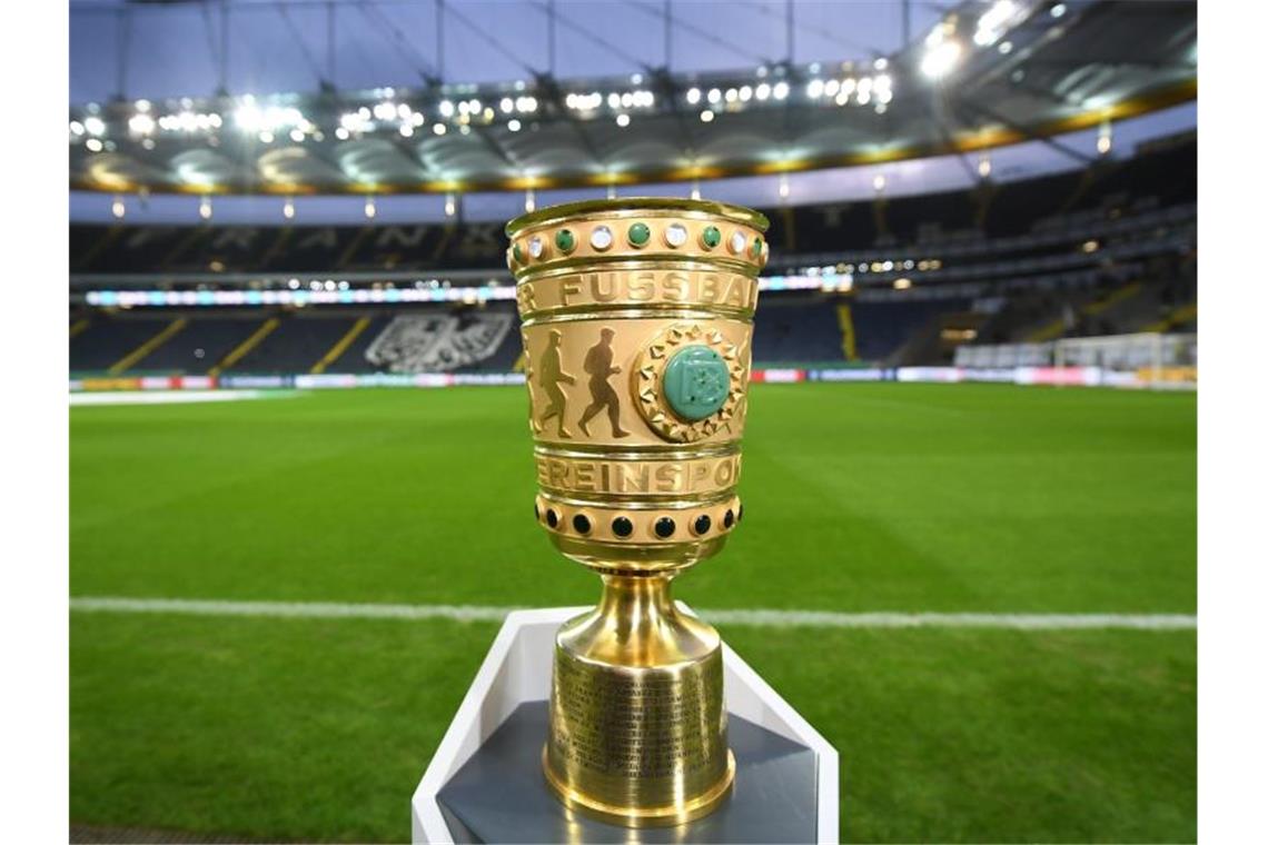 Auch der DFB-Pokal geht in den Geisterspielbetrieb über. Foto: Arne Dedert/dpa