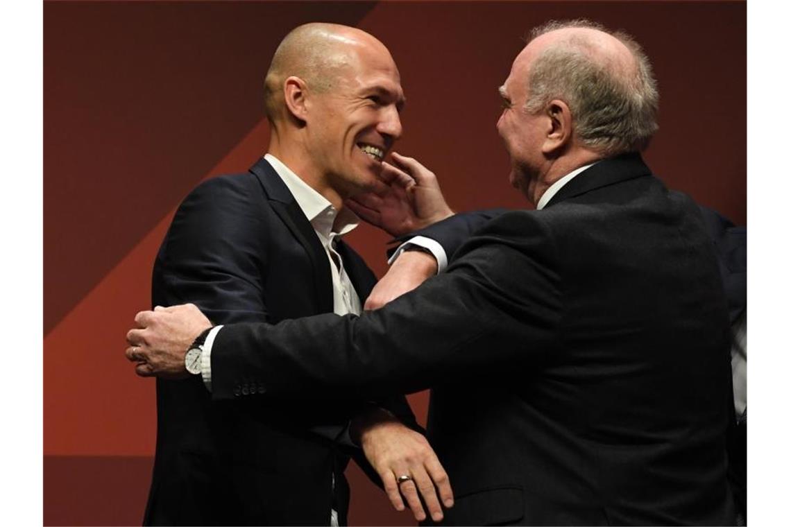 Angriffsmodus nach Abdanken: Hoeneß geht auf „Krakeeler“ los Auch der ehemalige Bayernspieler Arjen Robben (l) begrüßte Uli Hoeneß. Foto: Sven Hoppe/dpa