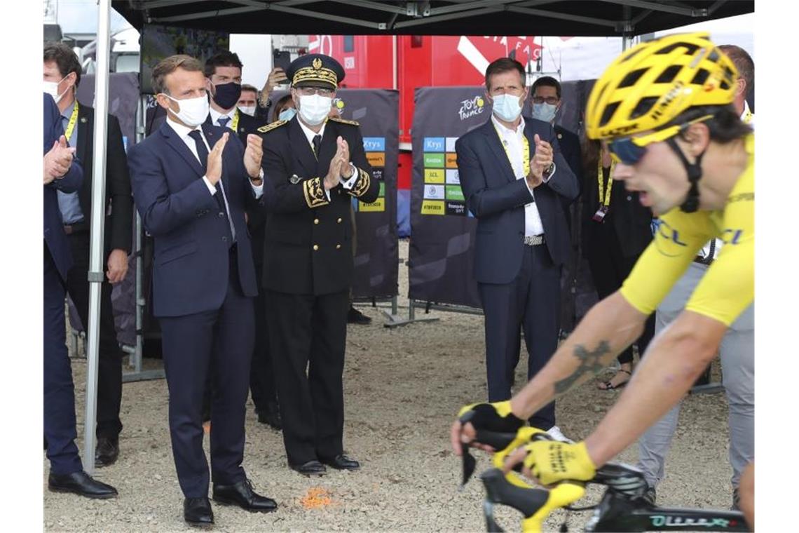Auch der französische Präsident Emmanuel Macron (l) war in Méribel vor Ort. Foto: Thibault Camus/AP/dpa