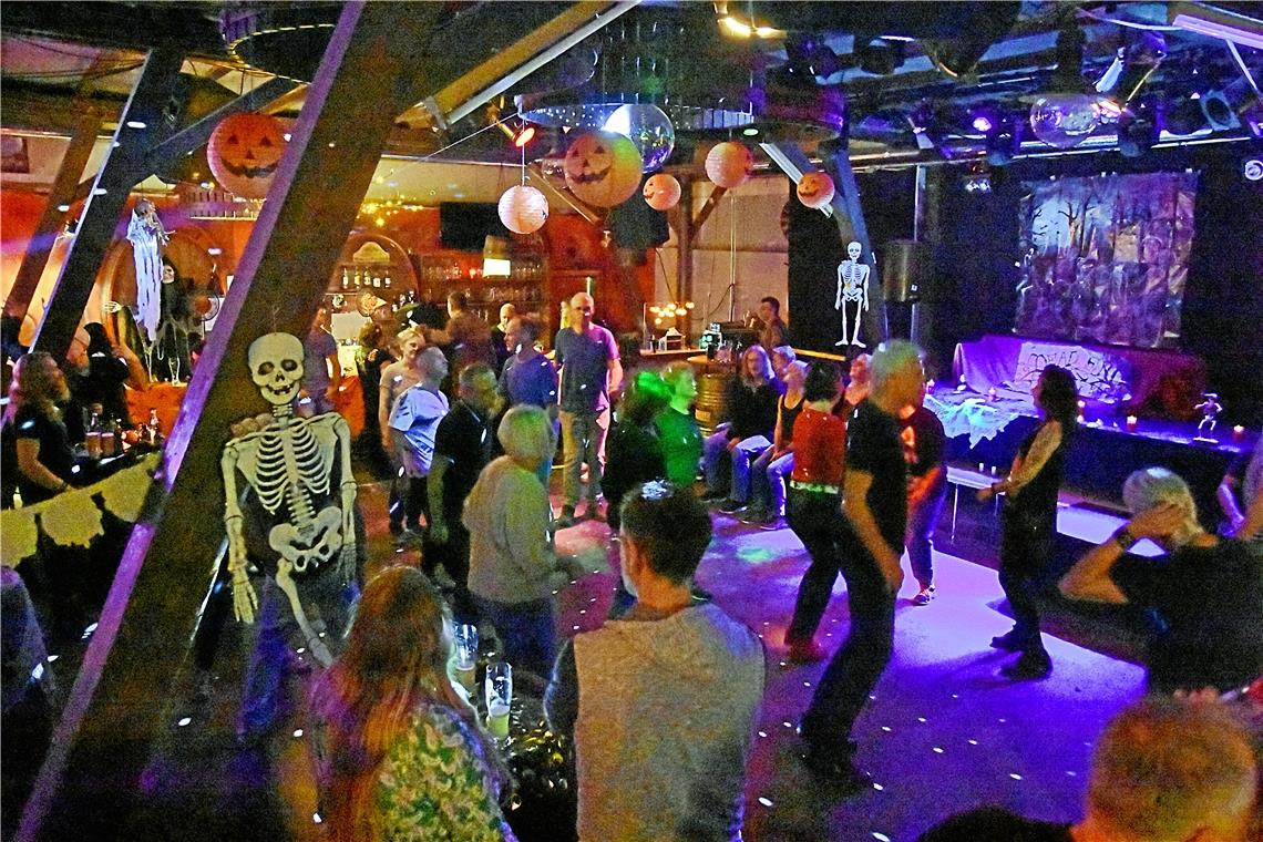 Kostümprämierung zu Halloween in der Discothek Belinda in Sulzbach Auch der Knochenkarle feiert mit.