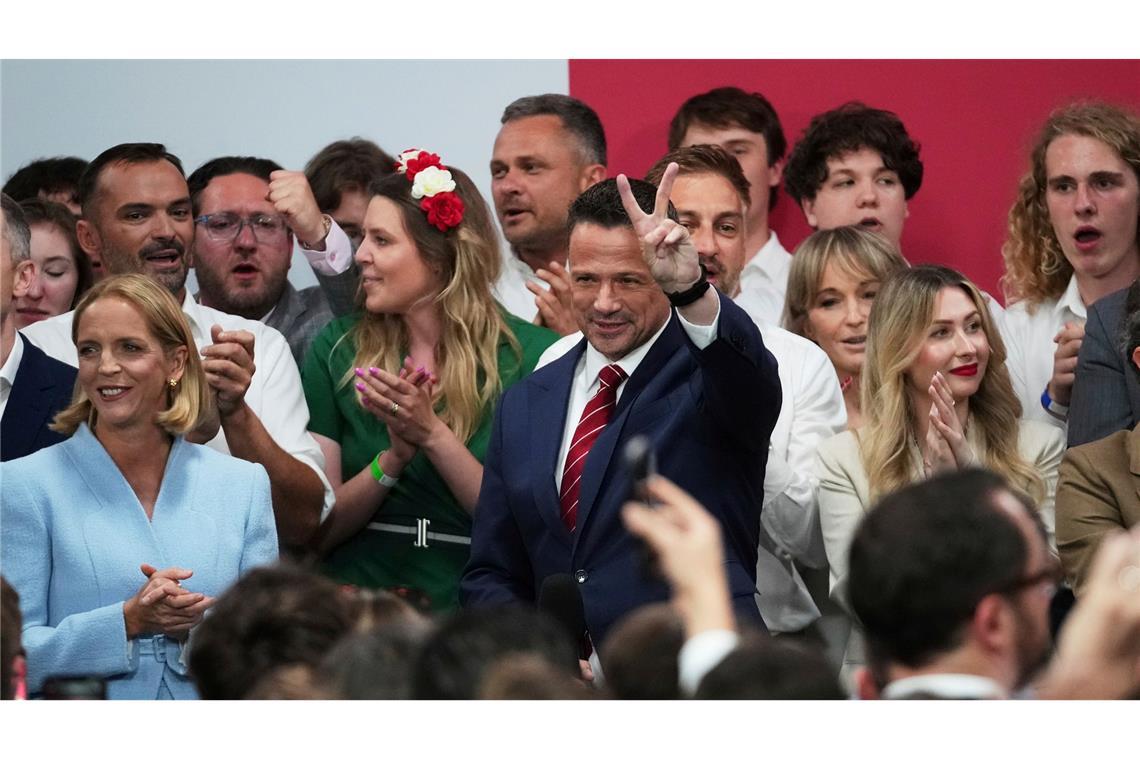 Stimmen gezählt: Nawrocki siegt in Polen mit 50,89 Prozent Auch der liberale Präsidentschaftskandidat Rafal Trzaskowski begrüßte seine Anhänger mit dem "Victory"-Zeichen.